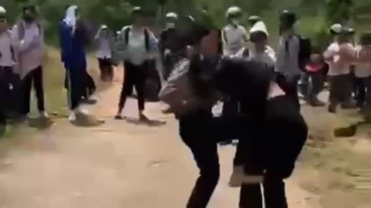 Hai nữ sinh ‘sô lô’, hàng chục bạn đứng quay clip, xúi giục ‘giật tóc đi’ - 1