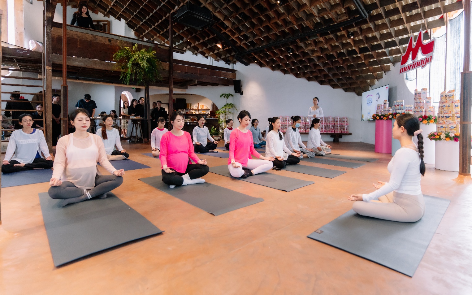 Các mẹ bầu cùng thư thái tâm trí với các động tác yoga dành riêng cho thai kỳ