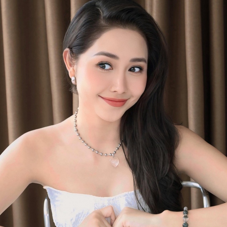 Diễn viên Tường Vi là gương mặt quen thuộc với khán giả qua nhiều bộ phim truyền hình. Vốn sở hữu nét đẹp ngọt ngào, cô vẫn quyết định tìm đến phương pháp thẩm mỹ để mong muốn hoàn thiện bản thân hơn.