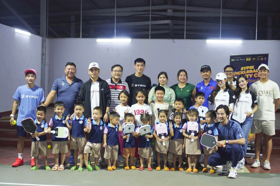 Quang Dương đấu giá vợt ủng hộ hơn 600 triệu đồng, Trương Vinh Hiển có nghĩa cử cao đẹp giúp bà con miền Bắc - 6