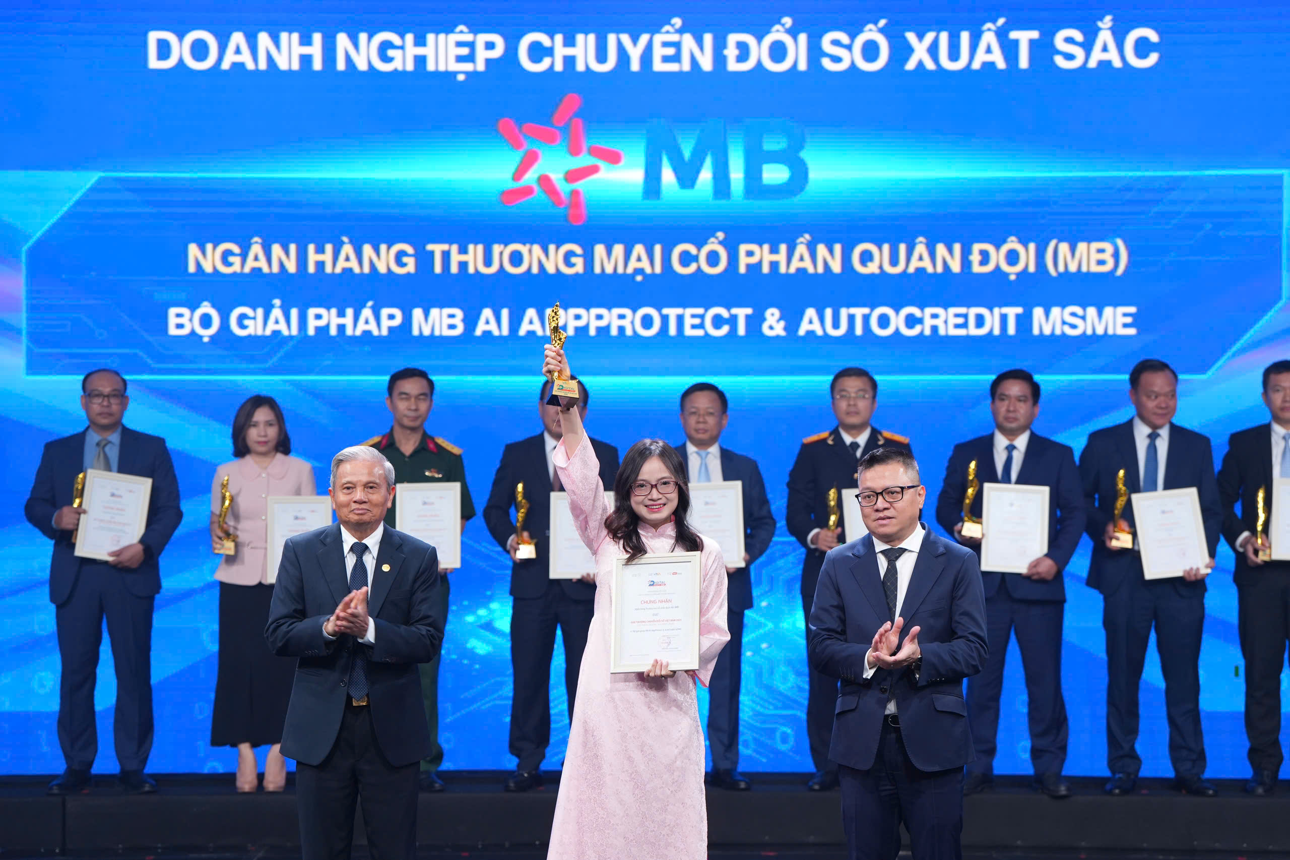 Đại diện MB, bà Phạm Thị Kim Phượng – Giám đốc dự án Nhà máy số Doanh nghiệp lên nhận giải thưởng