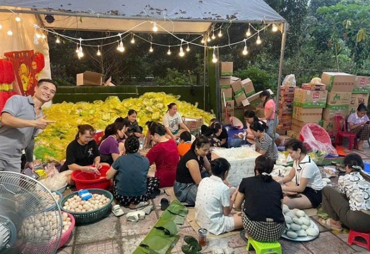 Nhóm chị Trang nấu ăn, gửi những suất cơm đến bà con vùng ngập ở Thái Nguyên&nbsp;