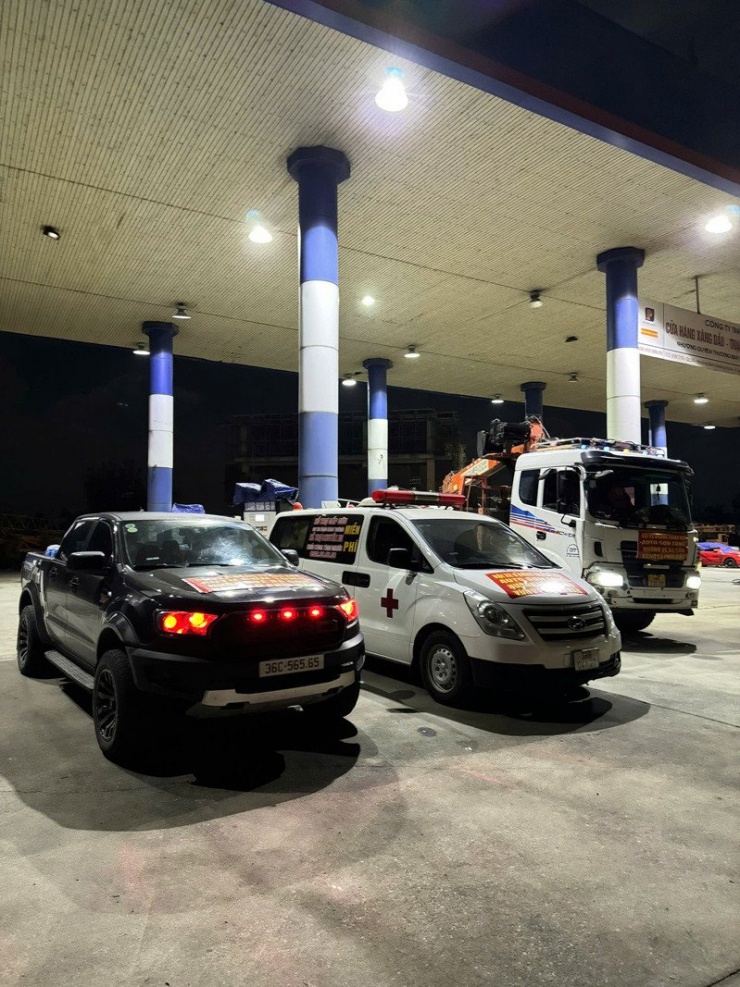 Chuyến xe chở nhu yếu phẩm, phương tiện cứu hộ của Phúc và nhóm bạn&nbsp;