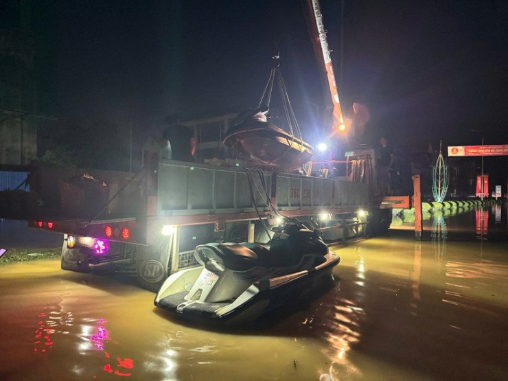 Ca nô xuồng máy được dùng cho hoạt động cứu hộ&nbsp;