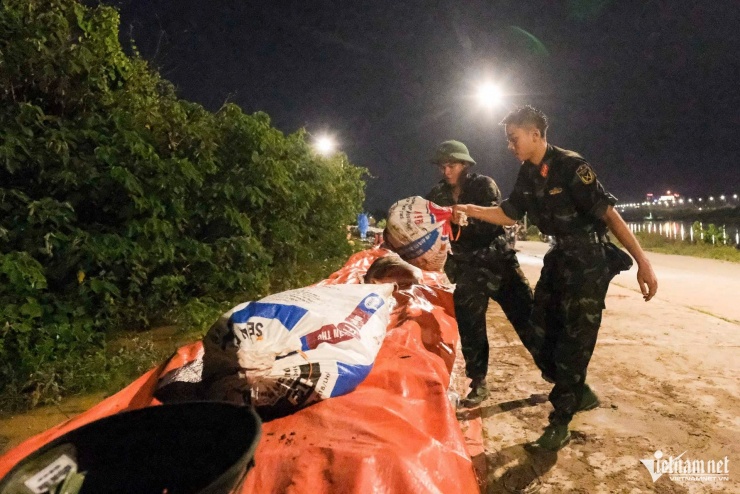 Lực lượng quân đội triển khai dọc tuyến đê Đẩu Hàn (Bắc Ninh) để gia cố đê khi nước sông Cầu lên.