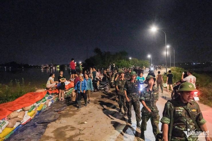 Người dân Bắc Ninh chung tay cùng các lực lượng chức năng gia cố đê Đẩu Hàn.