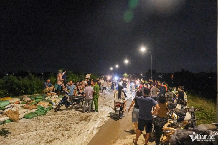 Rất đông người dân ra chung tay cùng lực lượng chức năng gia cố tuyến đê Đẩu Hàn.