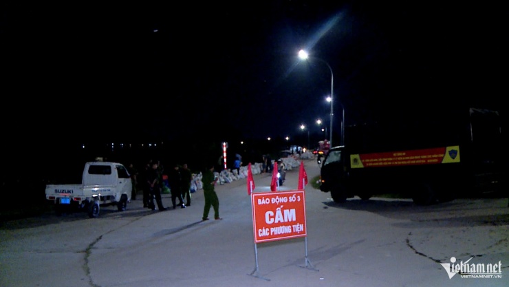 Biển cấm các phương tiện đi qua đã được lực lượng chức năng đặt tại lối vào tuyến đê Đẩu Hàn.