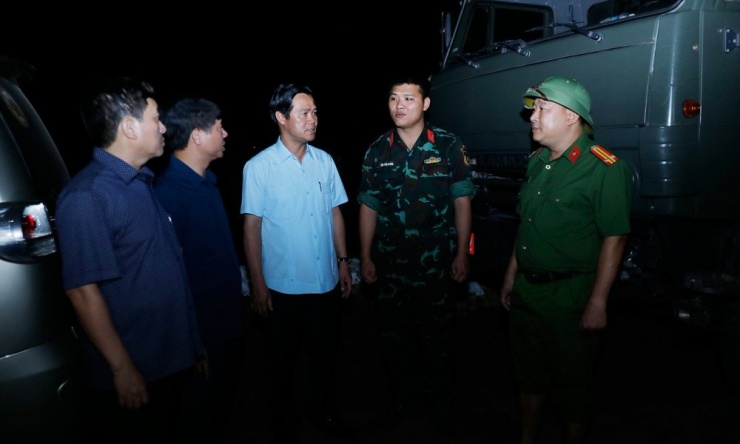 Cục trưởng Phạm Đức Luận và Phó Chủ tịch tỉnh Bắc Ninh Lê Xuân Lợi động viên các chiến sĩ lực lượng vũ trang tham gia chống lũ tại xã Hợp Thịnh.