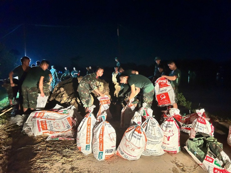 Quân - dân cùng chung tay bảo vệ tuyến đê.