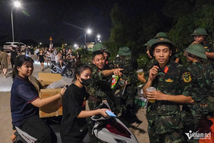 Người dân tặng nước uống cho lực lượng làm nhiệm vụ ở khu vực đê Đẩu Hàn.