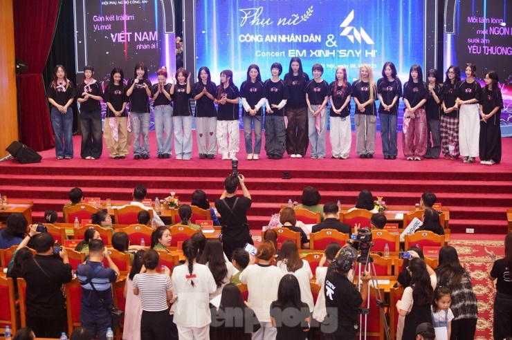 Chương trình “Phụ nữ Công an nhân dân và Concert Em xinh say hi” do Cục Công tác chính trị chủ trì, Ban Phụ nữ Công an nhân dân phối hợp DatVietVAC tổ chức có buổi giao lưu thân mật trước ngày tổ chức concert Em xinh say hi tại Hà Nội. Ảnh: Duy Phạm.