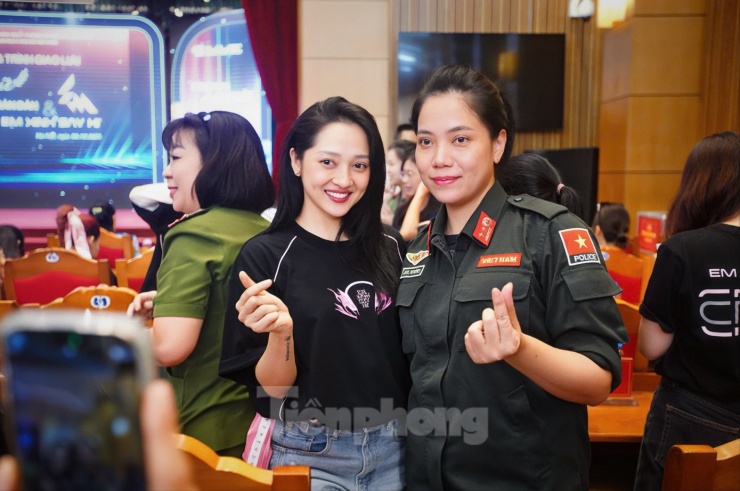 BTC cùng dàn em xinh, anh trai góp một tỷ đồng ủng hộ đồng bào vùng bão lũ - 2