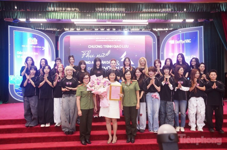 Tại buổi giao lưu, DatVietVAC cùng các nghệ sĩ thuộc “Vũ trụ say hi”, gồm các chương trình Anh trai say hi và Em xinh say hi, có nghĩa cử cao đẹp khi trao tặng một tỷ đồng, đồng hành cùng Hội Phụ nữ Bộ Công an. Khoản hỗ trợ được dùng để triển khai các hoạt động giúp người dân khắc phục hậu quả thiên tai, bão lũ thời gian qua. Ảnh: Duy Phạm.