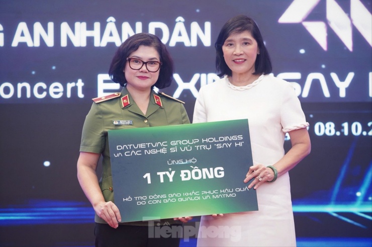 Thiếu tướng Ngô Hoài Thu - Phó Cục trưởng Cục Công tác Đảng và công tác chính trị, Trưởng ban Phụ nữ Công an Nhân dân cùng bà Nguyễn Thị Ngọc Diệp (phải). Ảnh: Duy Phạm.