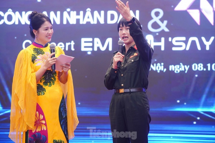 Phần giao lưu giữa các Em xinh và nữ chiến sĩ được xem là điểm nhấn của chương trình. Thông qua các phóng sự, chia sẻ và tiết mục biểu diễn, hình ảnh người phụ nữ trong lực lượng công an hiện lên bản lĩnh, nhiệt huyết. Các chiến sĩ kể về những nhiệm vụ thầm lặng, từ gìn giữ hòa bình quốc tế, trực tiếp chiến đấu, đến tham gia công cuộc chuyển đổi số của ngành. Ảnh: Duy Phạm.