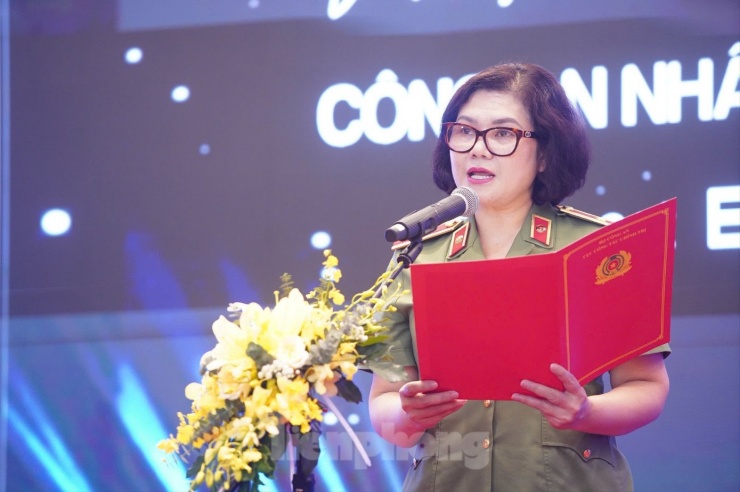 Phát biểu tại sự kiện, Thiếu tướng Ngô Hoài Thu bày tỏ niềm tự hào về những đóng góp của lực lượng nữ Công an Nhân dân trong công tác giữ gìn an ninh trật tự, đồng thời ghi nhận sự đồng hành của DatVietVAC trong việc lan tỏa các giá trị tích cực thông qua nghệ thuật và hoạt động cộng đồng. Ảnh: Duy Phạm.