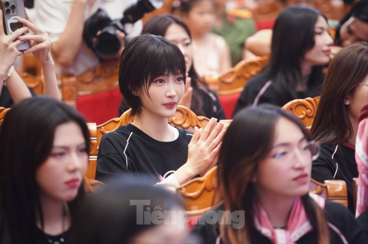 Không khí buổi giao lưu trở nên sôi động với phần biểu diễn của dàn nghệ sĩ. Ảnh: Duy Phạm.