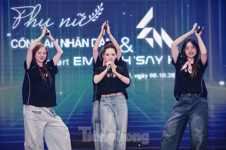 Tiết mục Easier do MAIQUINN, Ngô Lan Hương, Đào Tử A1J, Saabirose thể hiện làm nóng bầu không khí trong hội trường. Ảnh: Duy Phạm.