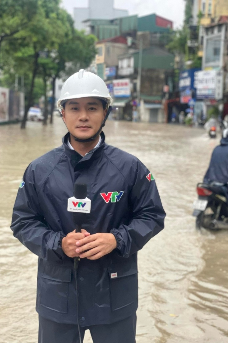 MC Đinh Phương Nam VTV tác nghiệp bão lũ. Anh cảnh báo mưa ngập nhiều tuyến đường tại Hà Nội, kêu gọi người dân ý thức bảo vệ bản thân.