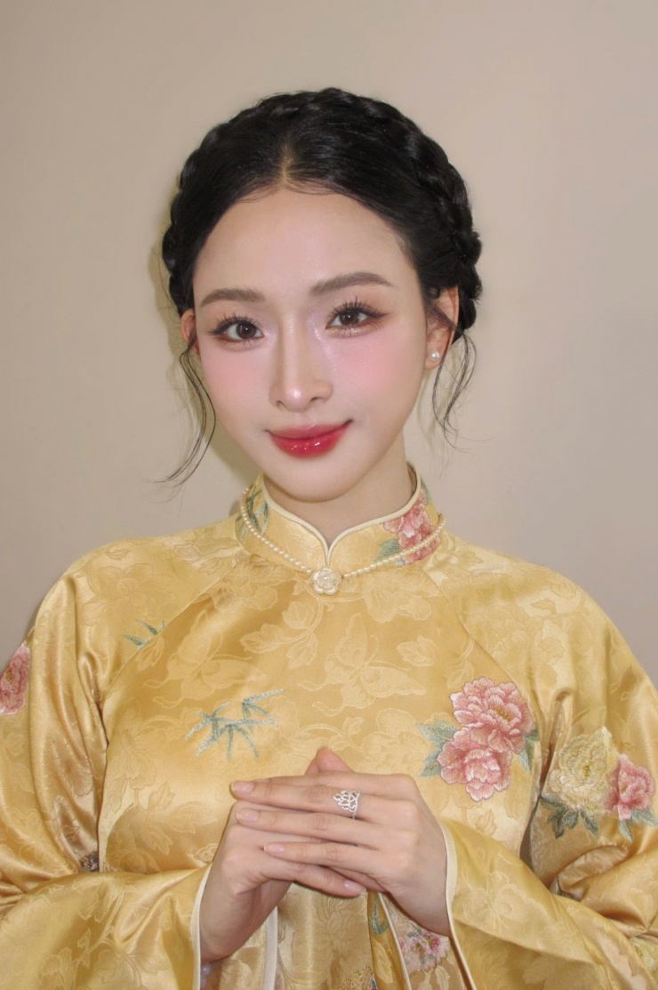 Hoa hậu Trương Hồ Phương Nga nền nã với áo dài.