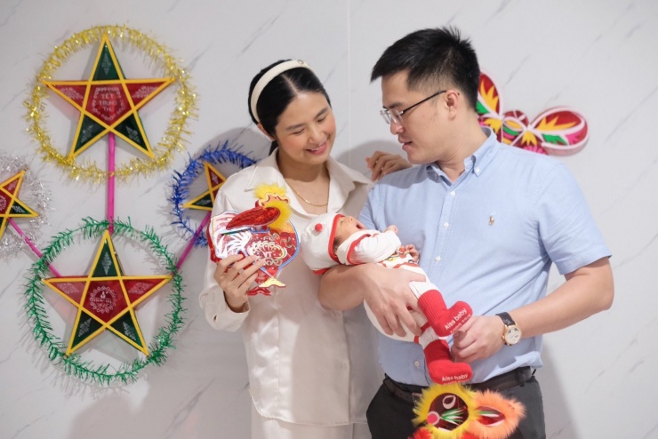 Vợ chồng hoa hậu Ngọc Hân cùng con trai hơn 1 tháng tuổi đón Trung thu đầu tiên.&nbsp;