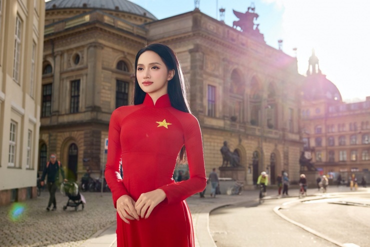 Hoa hậu Hương Giang tỏa sáng giữa thủ đô Copenhagen, Đan Mạch với áo dài rực rỡ sắc cờ Tổ quốc.&nbsp;