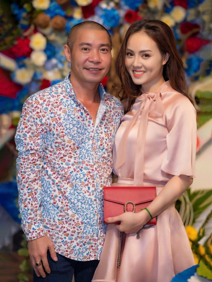 NSND Công Lý đăng ảnh tình tứ bên bà xã - người đẹp Ngọc Hà - kèm bài thơ: "Lối về có bóng trăng soi/ Có người bên cạnh suốt đời chẳng phai/ Bao nhiêu sóng gió hôm mai/ Có nhau là đủ, chẳng ai sánh bằng".
