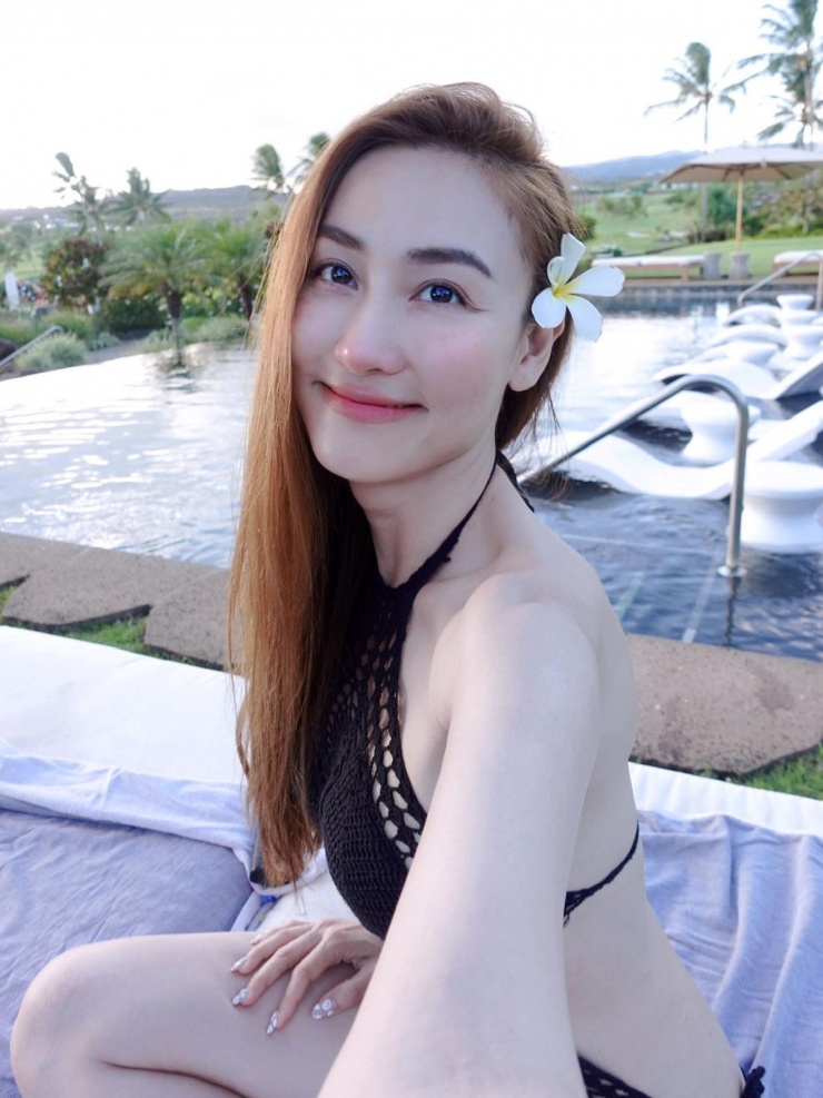 Diễn viên Ngân Khánh mô tả bản thân: "Lại thêm một tuổi và vẫn chưa trở thành triệu phú, nhưng ít nhất vẫn xinh, biết cười trước bi kịch".