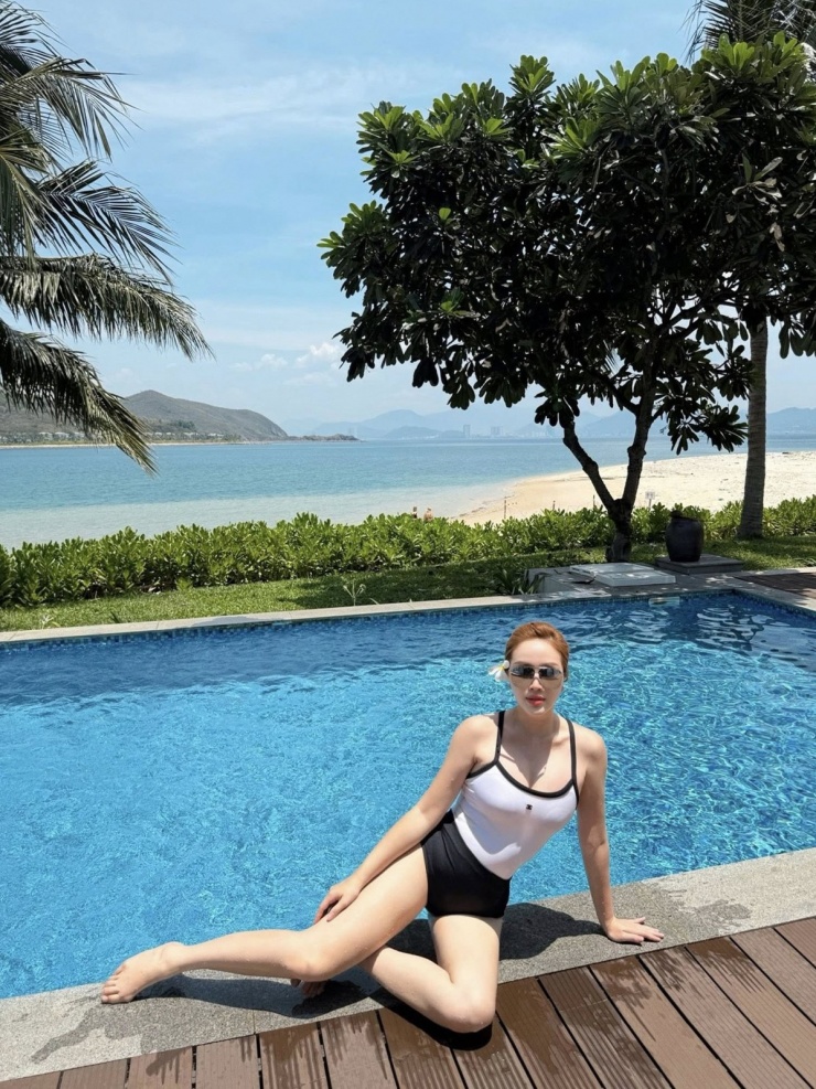 Ca sĩ Bảo Thy mặc đồ bơi Chanel khoe dáng trong chuyến nghỉ dưỡng tại Nha Trang.