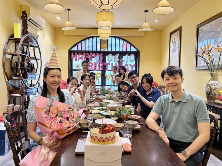 Ông xã á hậu Thúy Vân đăng ảnh chúc mừng sinh nhật vợ.