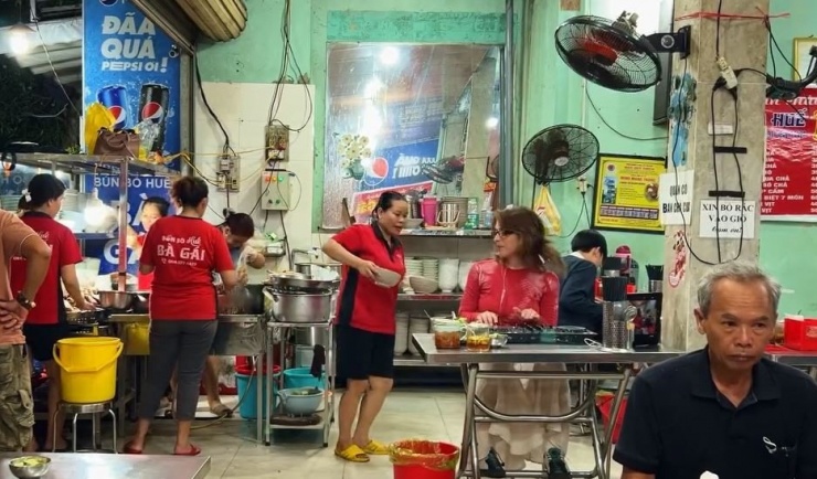 Chủ quán nhảy theo nhạc cùng cô gái du khách nước ngoài.