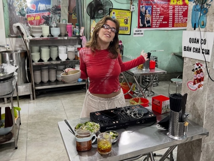 Khách Tây "chơi nhạc" giữa quán bún bò Huế gây sốt, chủ quán hành động bất ngờ - 3