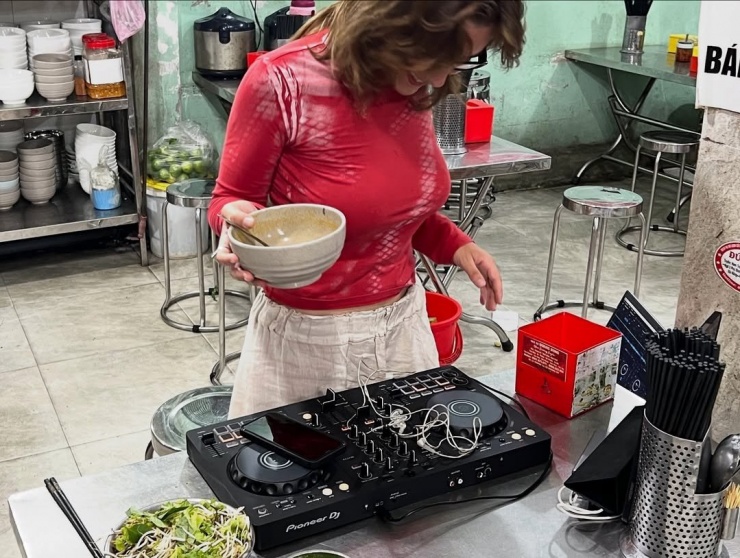 Khách Tây "chơi nhạc" giữa quán bún bò Huế gây sốt, chủ quán hành động bất ngờ - 4