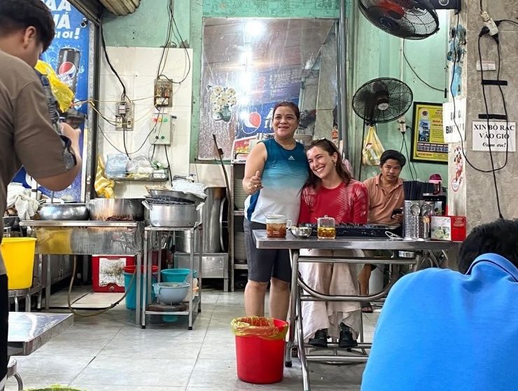 Khách Tây "chơi nhạc" giữa quán bún bò Huế gây sốt, chủ quán hành động bất ngờ - 6