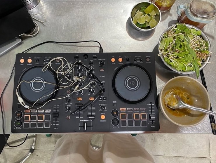 Khách Tây "chơi nhạc" giữa quán bún bò Huế gây sốt, chủ quán hành động bất ngờ - 5