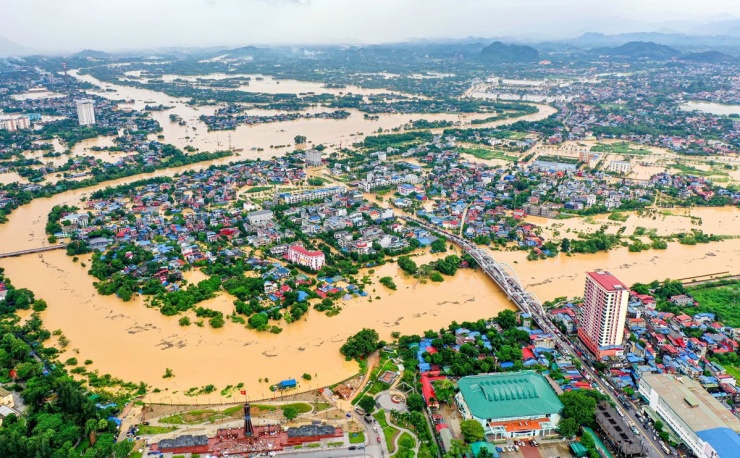 Ngày 8/10, nhiều khu vực trung tâm tỉnh Thái Nguyên vẫn ngập sâu trong nước, ảnh hưởng nghiêm trọng đến sản xuất, đời sống của người dân.