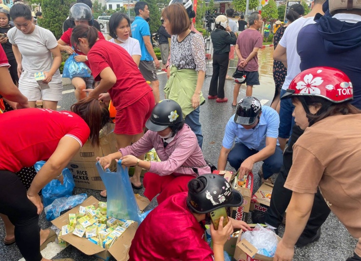 Nhiều cơ quan, tổ chức, đơn vị cùng các đoàn cứu trợ đã vận chuyển nhu yếu phẩm, hàng hóa thiết yếu, thuốc men, áo phao... đến các vùng bị ảnh hưởng nặng.