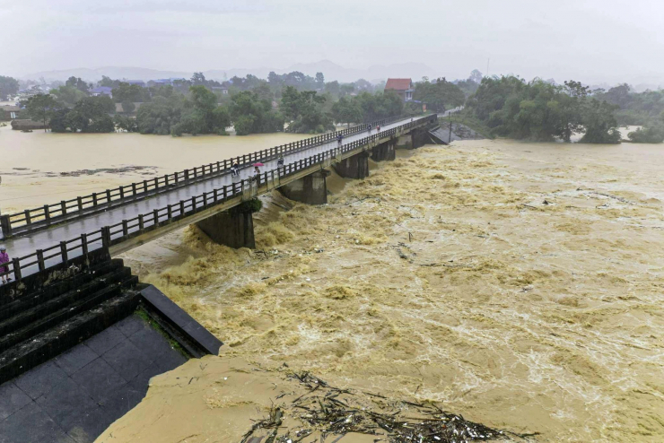 Thái Nguyên ngập chưa từng có: Bắc thang, trèo tường tiếp tế cơm cho trẻ mắc kẹt - 4