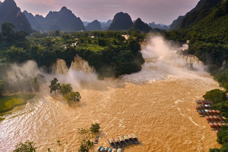 Nước dâng cao, dòng chảy xiết, tiềm ẩn nhiều nguy cơ mất an toàn đối với du khách. Ảnh: Thái Dương AC