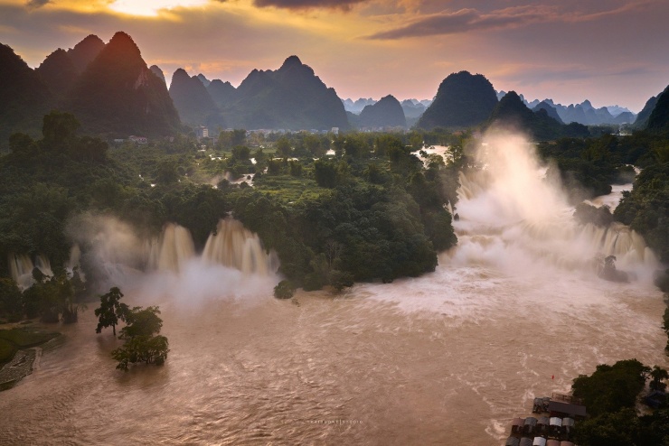 Hình ảnh con thác trở nên dữ dội mùa nước lũ được anh Dương ghi lại từ xa, tại vị trí an toàn ở Trạm kiểm soát thác Bản Giốc. Ảnh: Thái Dương AC