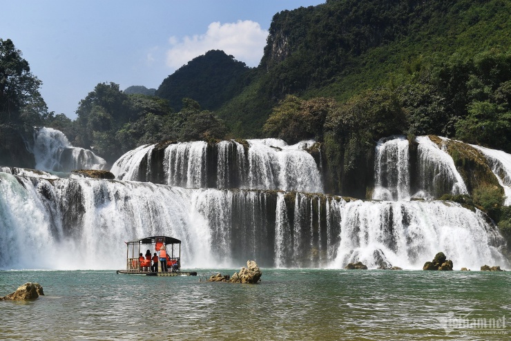 Con thác vừa nên thơ vừa hùng vĩ trong những ngày thời tiết đẹp. Ảnh: Hoàng Hà