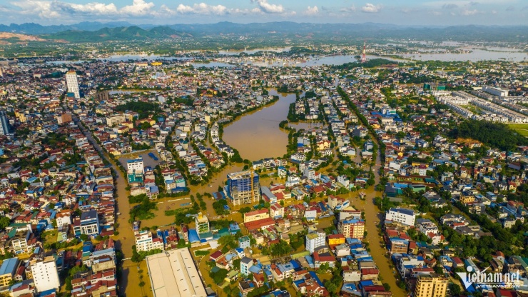 &#39;Xin bà con nhường đường, 60 cháu kẹt 3 ngày rồi&#39;: Cứu hộ lập tức lên thuyền - 1