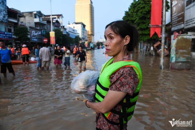&#39;Xin bà con nhường đường, 60 cháu kẹt 3 ngày rồi&#39;: Cứu hộ lập tức lên thuyền - 5