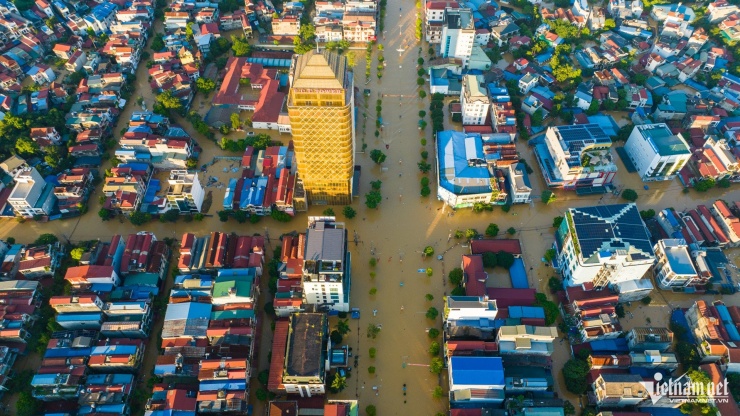 &#39;Xin bà con nhường đường, 60 cháu kẹt 3 ngày rồi&#39;: Cứu hộ lập tức lên thuyền - 9