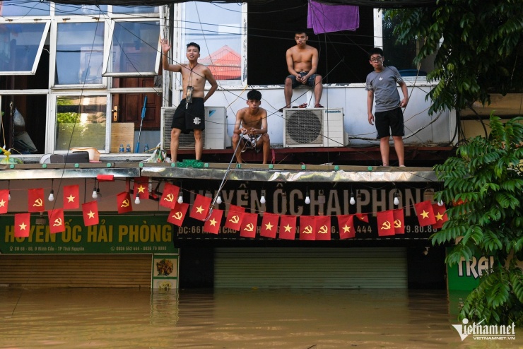 &#39;Xin bà con nhường đường, 60 cháu kẹt 3 ngày rồi&#39;: Cứu hộ lập tức lên thuyền - 13