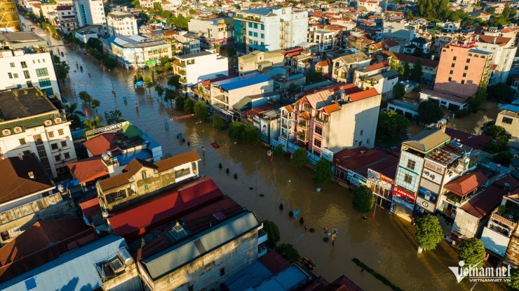 &#39;Xin bà con nhường đường, 60 cháu kẹt 3 ngày rồi&#39;: Cứu hộ lập tức lên thuyền - 21