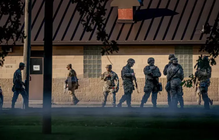 Lực lượng Vệ binh Quốc gia Mỹ tập trung tại Trung tâm Dự bị Quân đội ở Elwood, bang Illinois hôm 7-10. Ảnh: THE NEW YORK TIMES