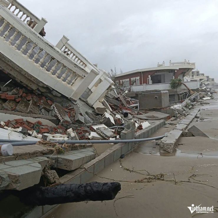 Hàng chục căn biệt thự bị bão quật sập. Ảnh: Thiện Lương