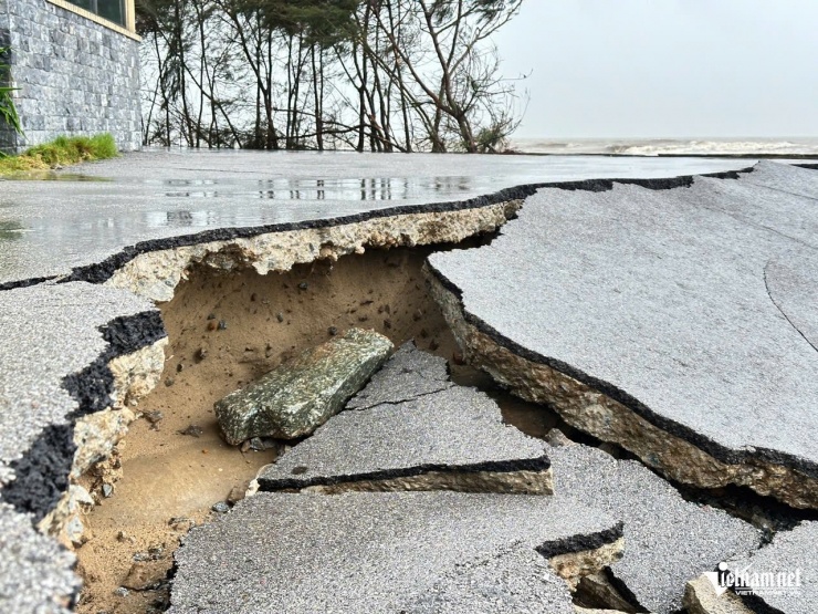 Nền móng, sân các căn biệt thự bị nứt gãy khắp nơi. Ảnh: Thiện Lương